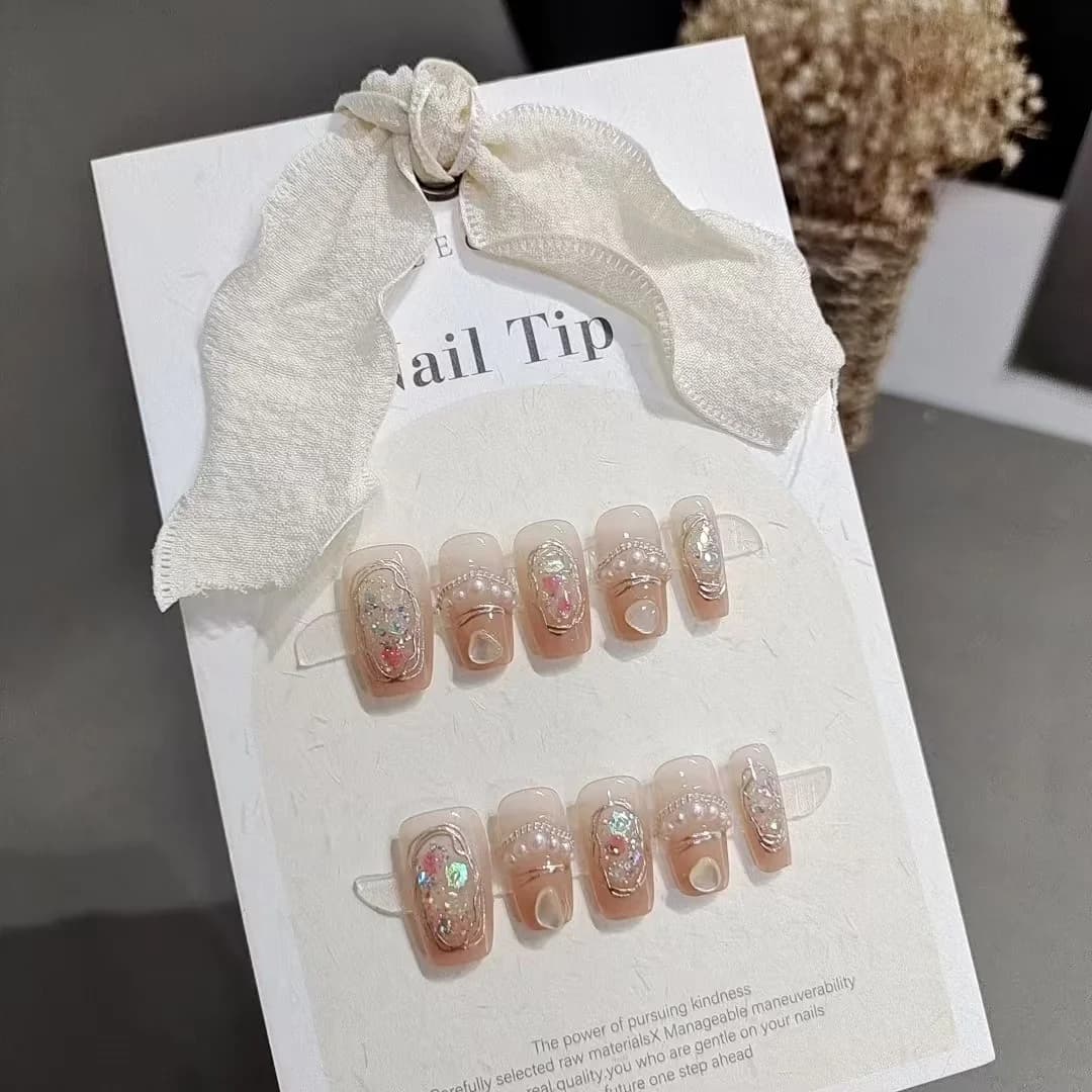Къси накладни нокти „кофин“ с перли и аура шел, 10 броя
