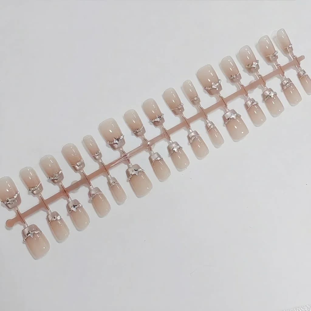 Изкуствени нокти с френски връх, кристали във форма на пеперуда и котешко око