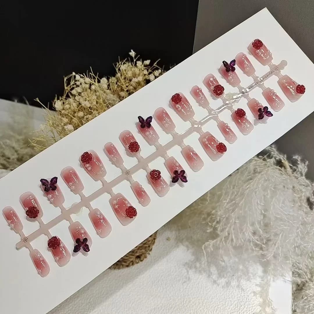 Пресовани нокти, къс ковчег, сливово руж, флорален дизайн с пеперуди, 30 броя
