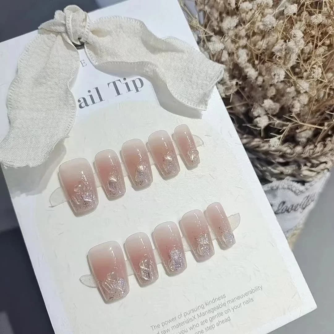Розови изкуствени нокти със сърца и кристали, къса и средна дължина, форма ковчег